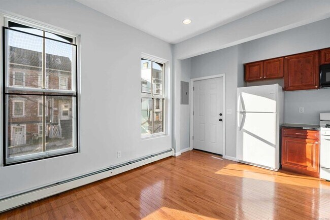 Building Photo - 132 3rd St