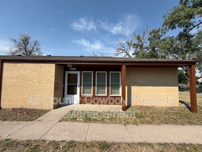 Building Photo - 1015 E 8th St