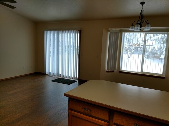 Building Photo - Charming three-bedroom home in Coeur d Alene