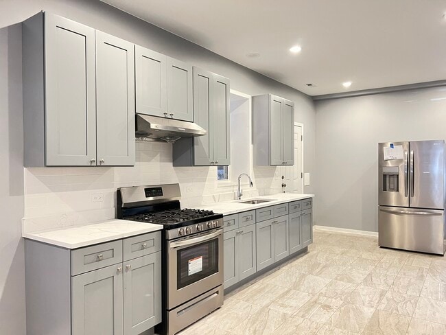Foto del edificio - 303 W 24th St
