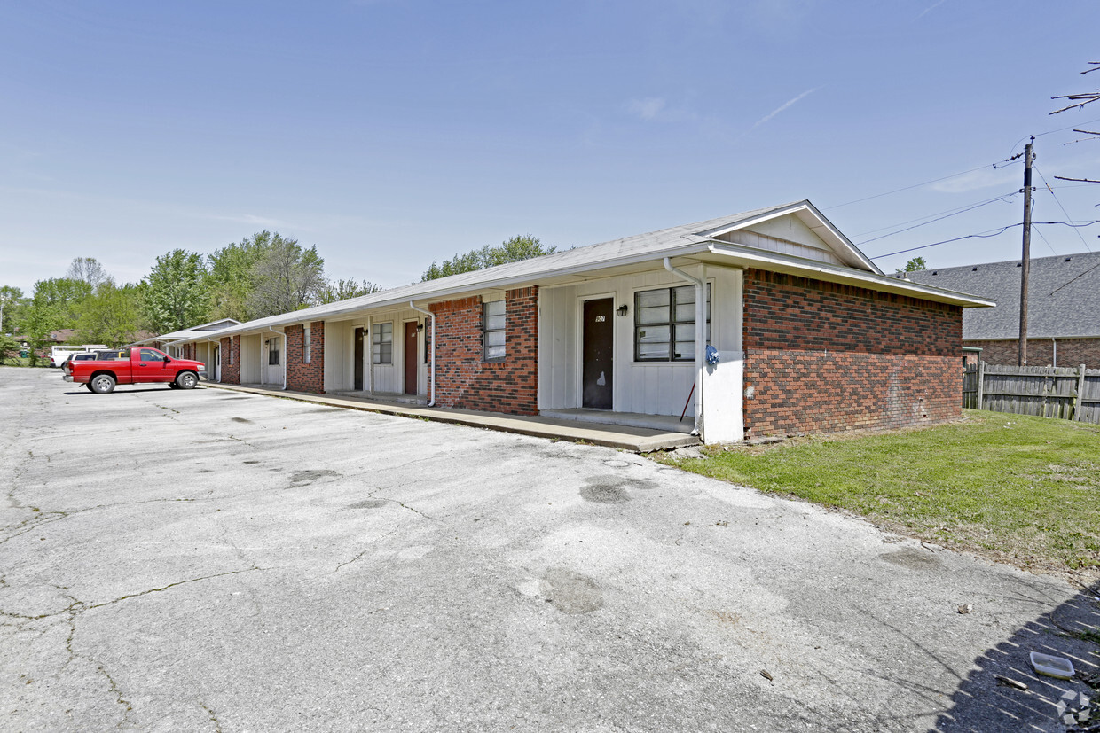 Primary Photo - South Gate Arms Apts