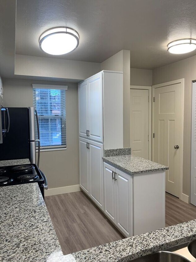 Foto principal - Spacious 2 Bed 1.5 Bath Townhome in Murray...
