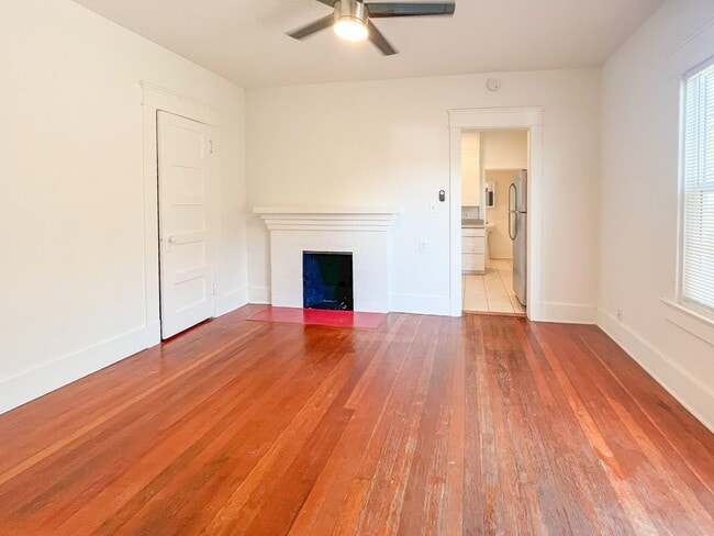 Building Photo - Charming Corner 1 Bed / 1 Bath in the Hear...