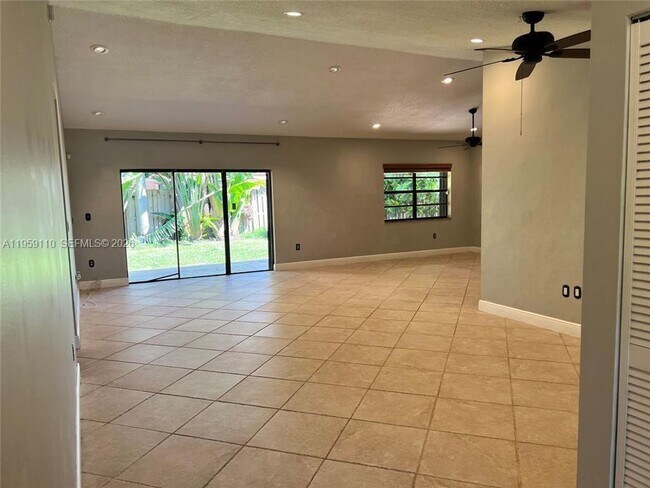 Foto del edificio - 15501 Dover Ct