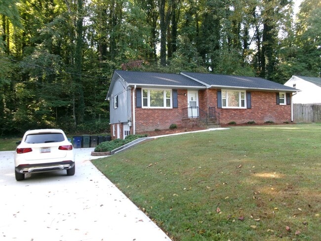 Building Photo - Classic ranch style home with basement for...