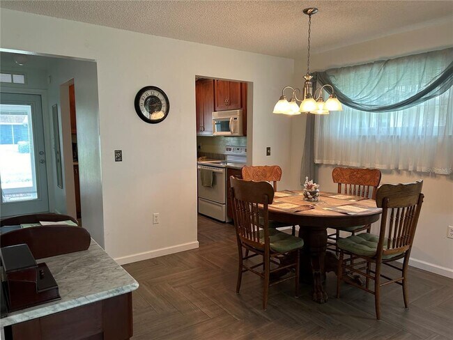 Foto del edificio - 1359 Glendale Cir W
