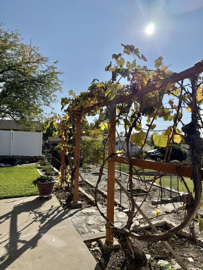 Foto del edificio - Charming 4-Bedroom Home in the Heart of Ce...