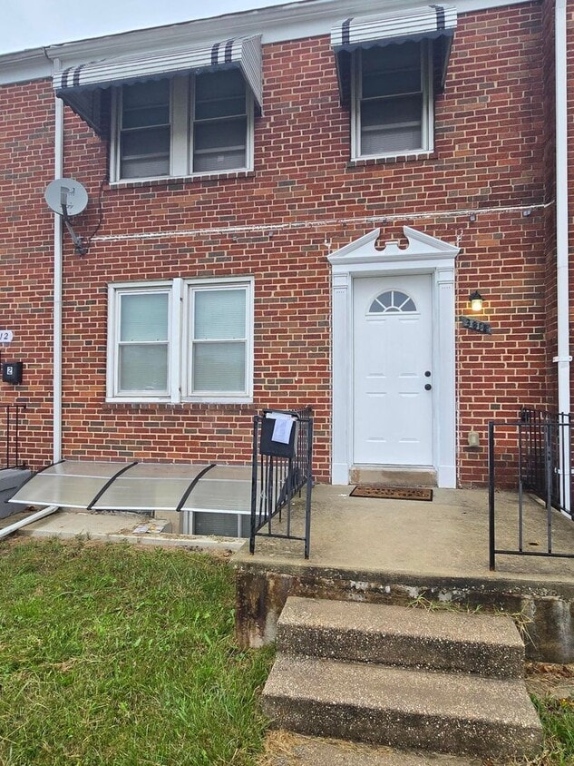 Foto principal - Beautiful 4 Bedroom 2 Bathroom East Baltimore Town Home