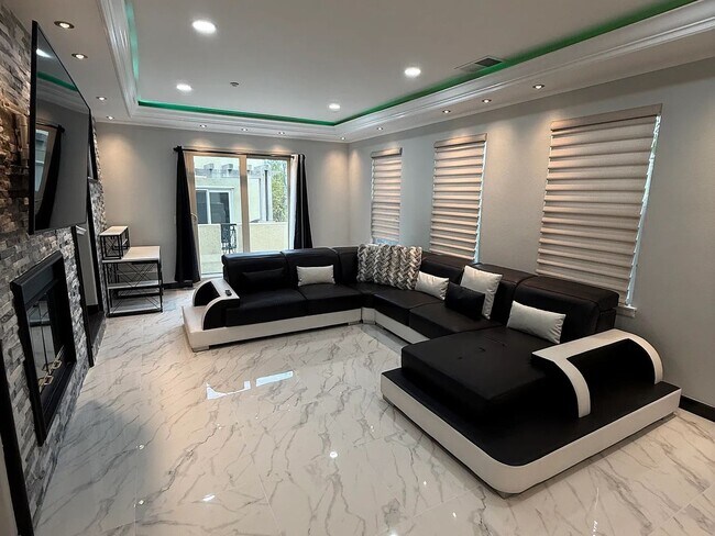 Foto del edificio - 2696 Escala Cir