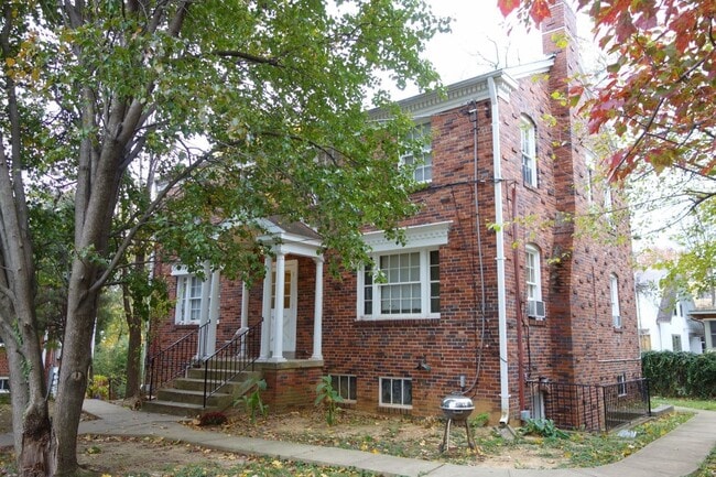 Building Photo - 816 Greenwood Cir