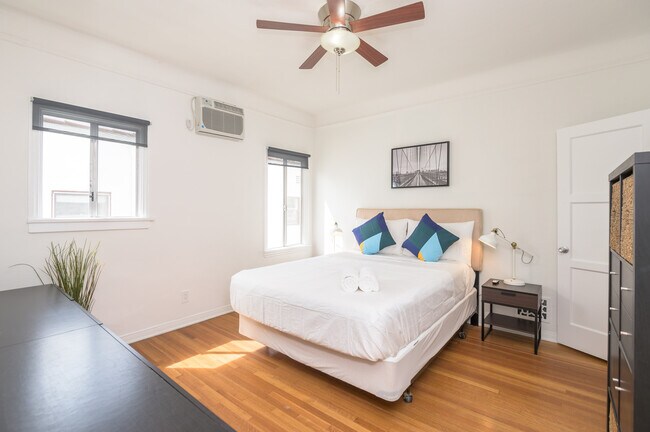 Building Photo - 220 S Arnaz Dr