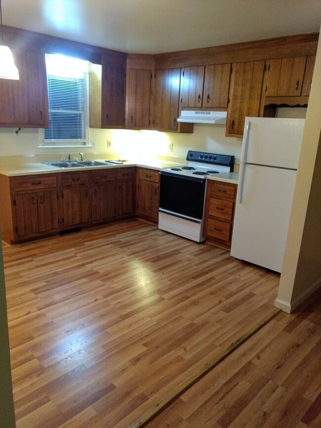 kitchen stove+fridge - 200 Jefferson St