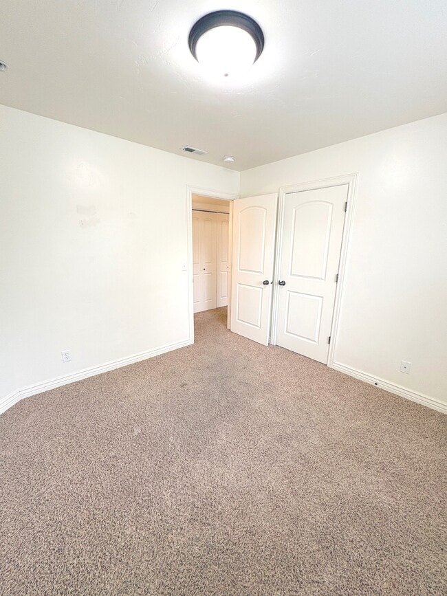 Building Photo - 425 S 2220 W