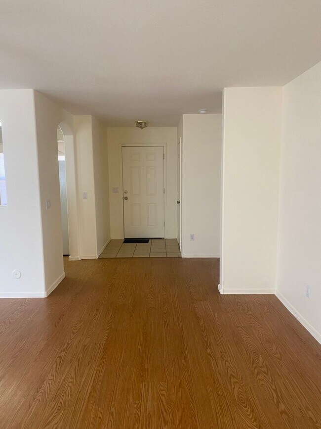 Building Photo - Amazing 3 bedroom, Huge Backyard
