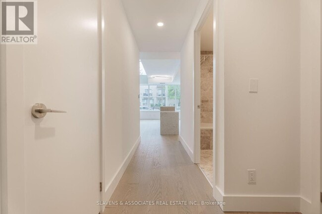 Photo du bâtiment - 6-106 Greenbriar Rd