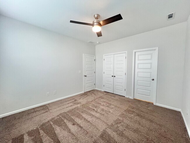 Foto del edificio - Stunning 4BD, 3.5BA Knightdale Townhome with a 2-Car Garage in an HOA Community