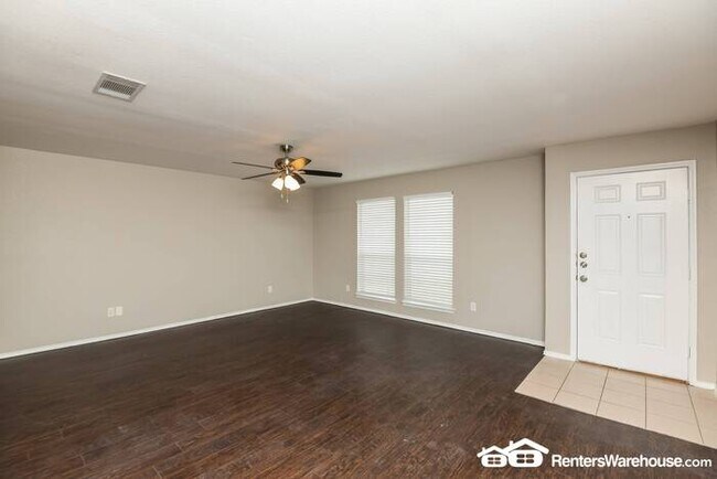 Building Photo - Newly renovated spacious 3 bed/2 bath, wit...