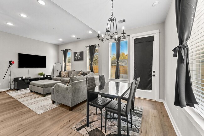 Foto del edificio - 6704 Parker Grv Ln