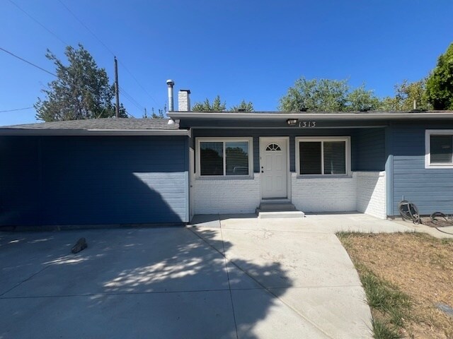 Foto principal - 4 Bed 1.5 Bath in Prime Bench Location!