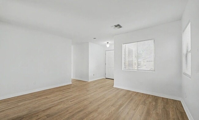 Building Photo - 1231 W Wilson Ave