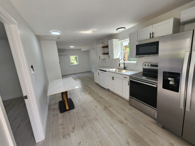 Building Photo - 300 N Evans St