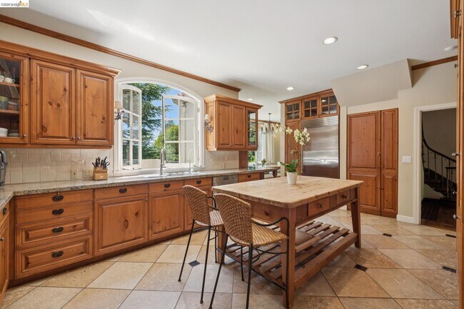Building Photo - 15 Selborne Dr