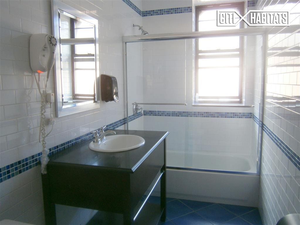 Foto del edificio - 244 W 99th St