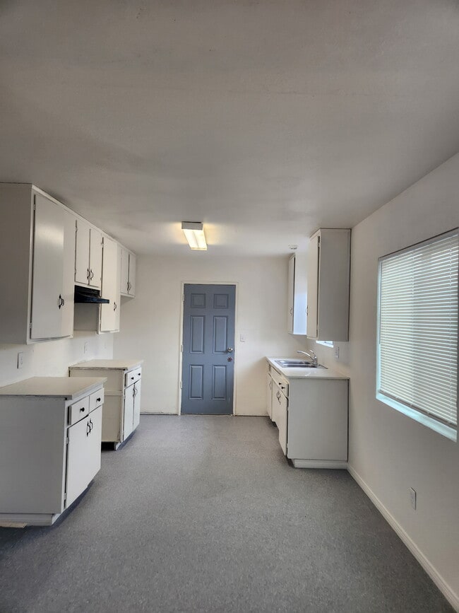 kitchen - 440 S Mistletoe Ave
