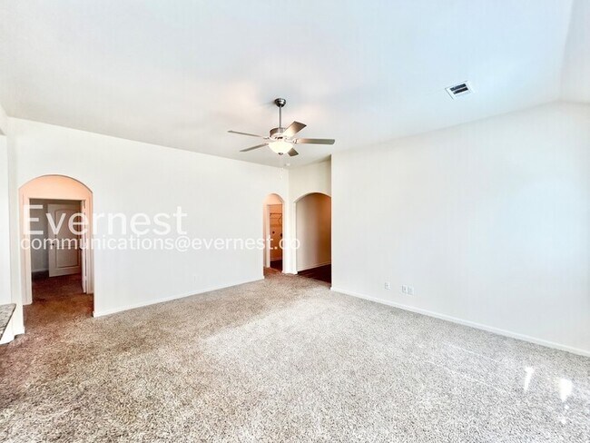 Foto del edificio - 4 Bed/2 Bath Home with Garage / Available Now!
