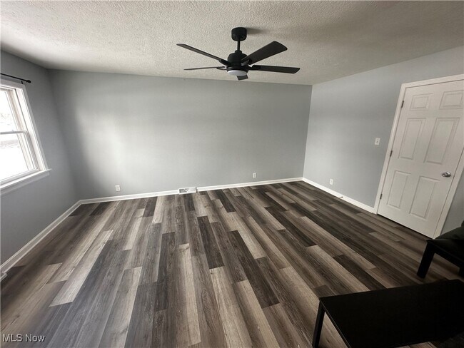 Building Photo - 673 Tallkron Dr