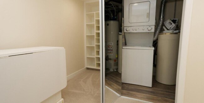 Building Photo - 2 Bed/ 1 Bath Mother in Law in Awesome nei...