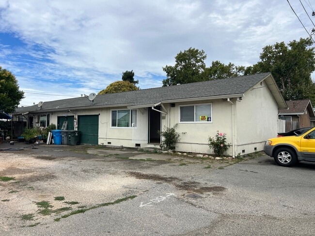 Building Photo - 915 Aston Ave