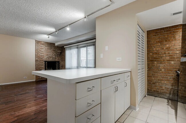 Foto del edificio - 713 W Diversey Pkwy