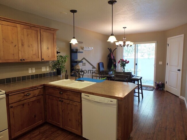 Building Photo - Beautiful 3 Bed 2.5 Bath Home w/ 2 Car Gar...
