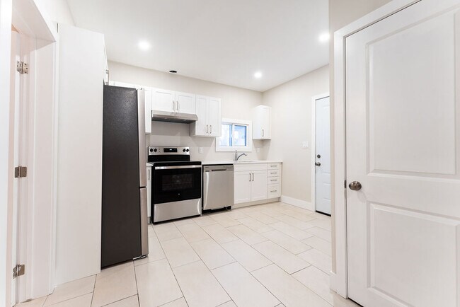 Photo du bâtiment - Main Floor * 2 Bedroom DUPLEX for rent* newly renovated*AVAILABLE NOW