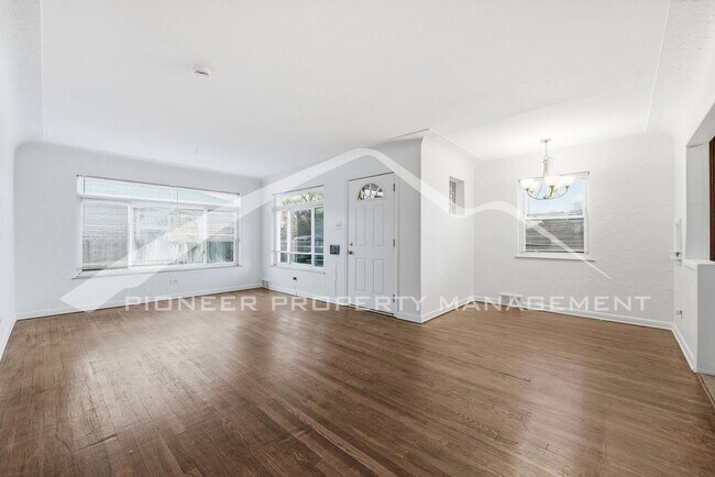 Foto del edificio - Charming Home with Washer/Dryer and 2 Car Driveway