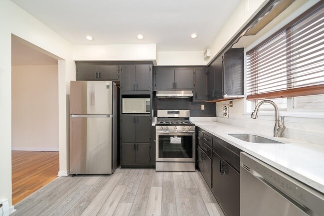 Building Photo - 121 Ogden Ave.