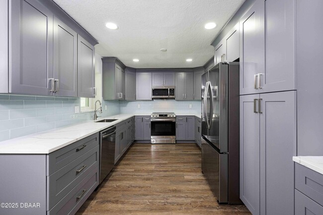 Building Photo - 6118 Del Rio Dr