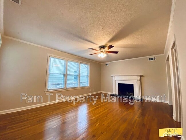 Building Photo - 304 Columbus Dr