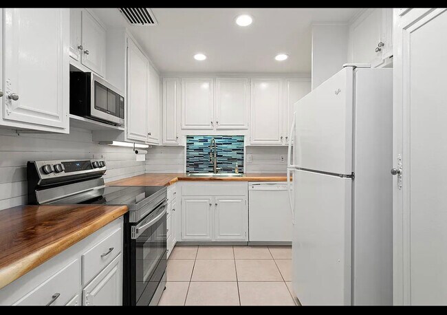 Building Photo - 7811 Eads Ave