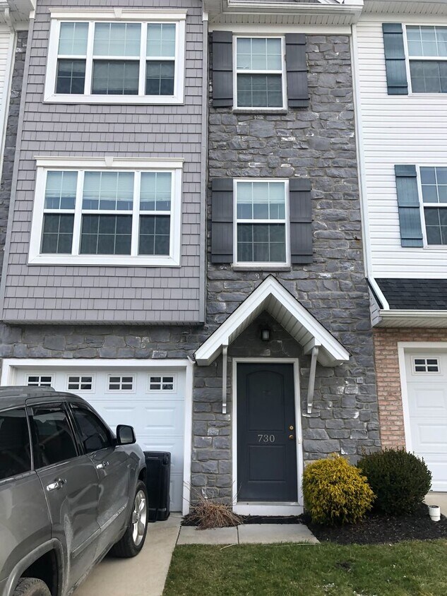 Foto principal - Beautiful 3 Bedroom, 2.5 Bath Townhome in Dallastown School District!