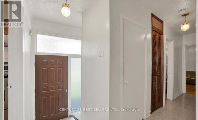 Building Photo - 33 Lakeland Crescent