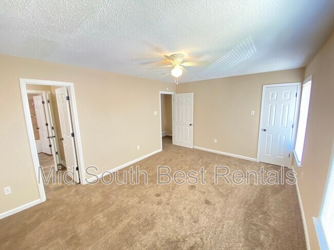 Foto del edificio - 5568 Blossom Ln
