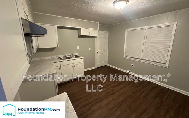 Building Photo - 51 W Byfield Dr