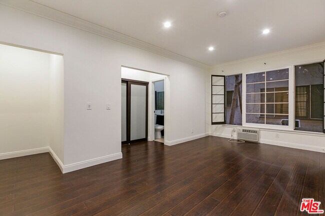 Foto del edificio - 7223 Willoughby Ave