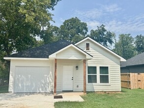 Building Photo - 1031 W Coffin St