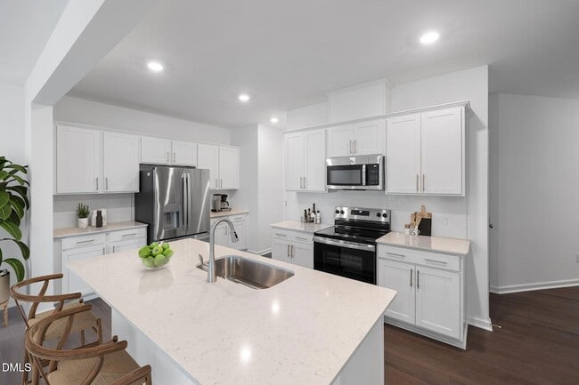 Building Photo - 421 Deep Oak Dr