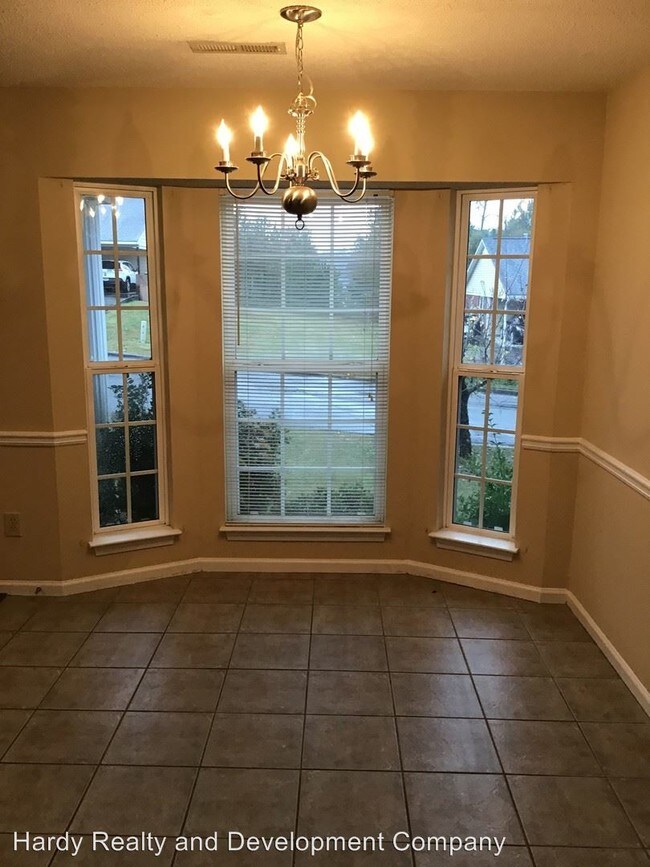 Building Photo - 359 Leafmore Rd SW