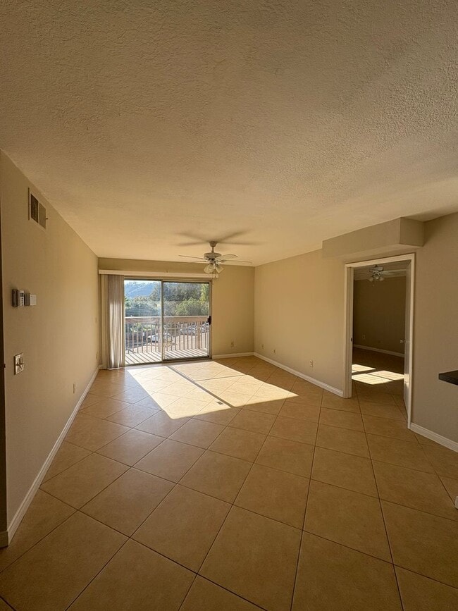 Foto del edificio - Huge 3 Bedroom 2 Bathroom in Resort Style Community in Mission Valley