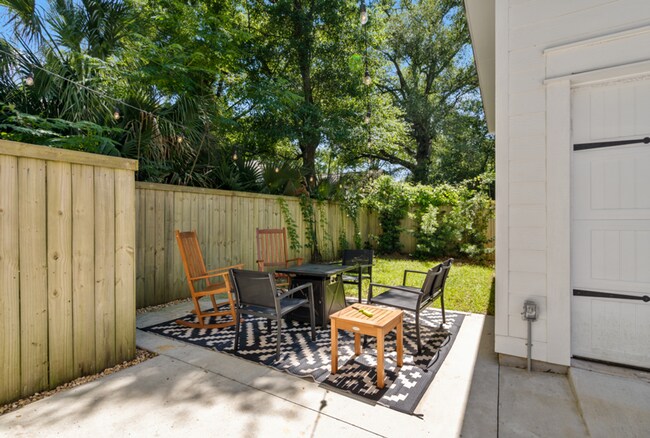 Foto del edificio - Luxurious Furnished Downtown Cottage - Mid Term Rental